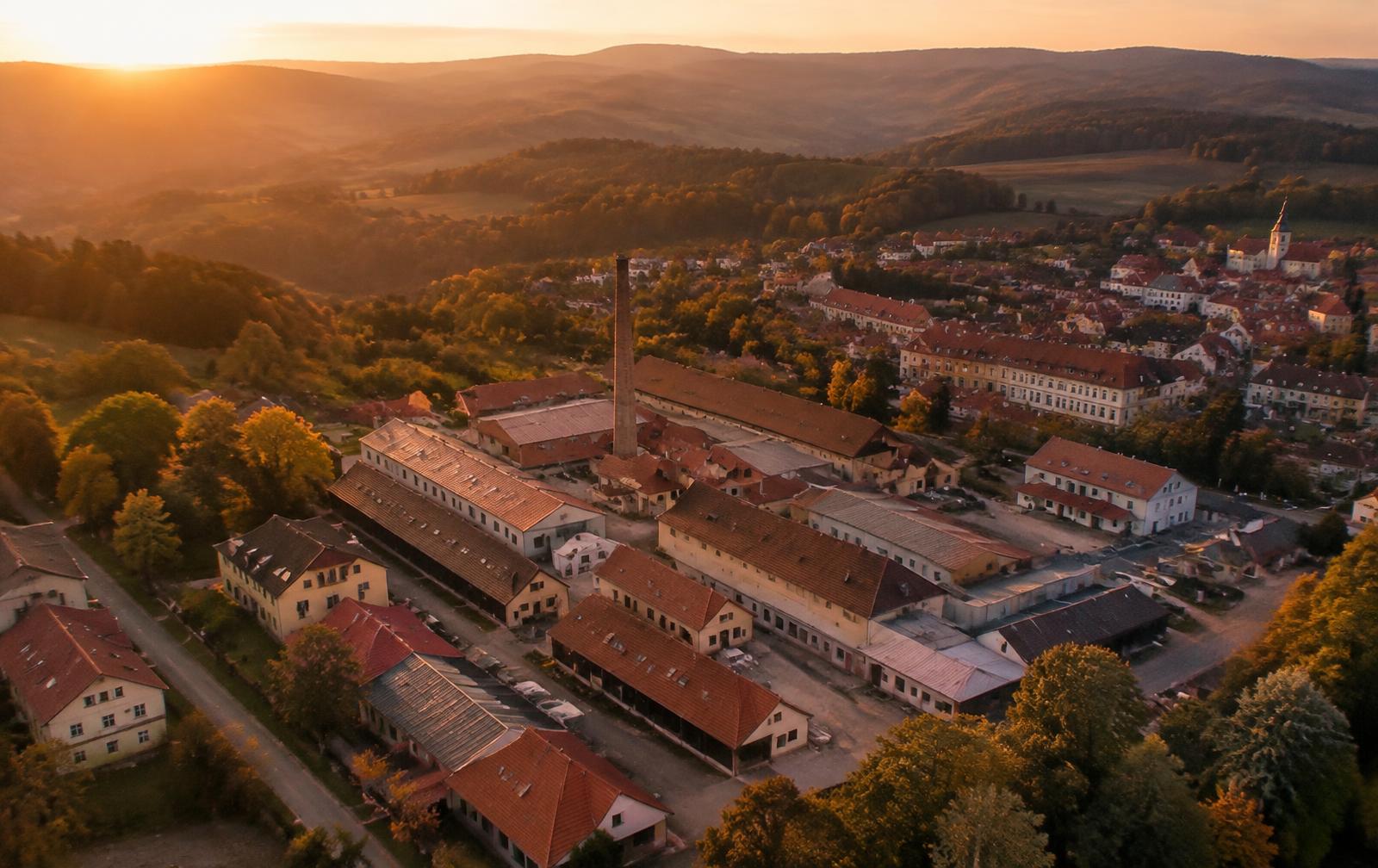 Letecký pohled na české městečko při západu slunce
